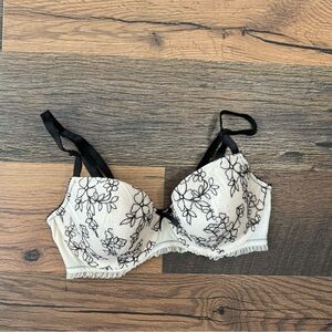 🌟Victoria's Secret Black and Cream Floral Lace Bra🌟
